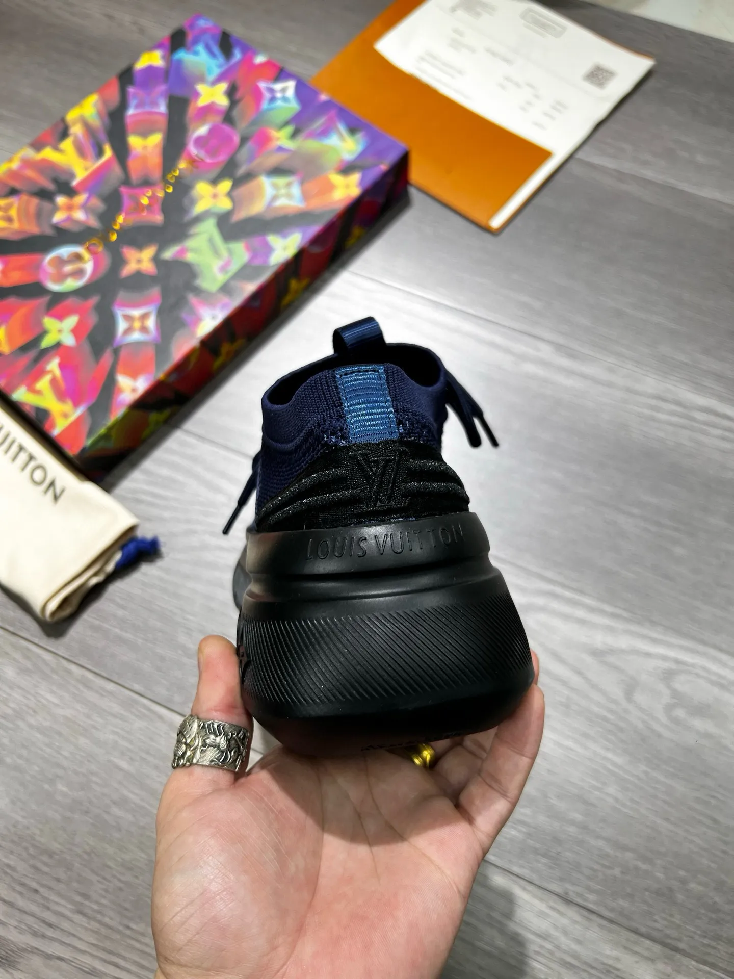 Ex-factory price: 460💰◾️▫️Lv~ Brand new low-cut men’s socks and shoes👟, made of special elastic knitted fabric consistent with the high-end original version, thickened and thickened to ensure multi-season practicality and wrinkle resistance, and will never deform or become loose after repeated stretching! It feels light and comfortable on your feet! Four colors available, Size: 38-45 (45 is custom-made and cannot be returned or exchanged)